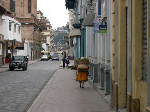 ecuador-cuenca-street-women