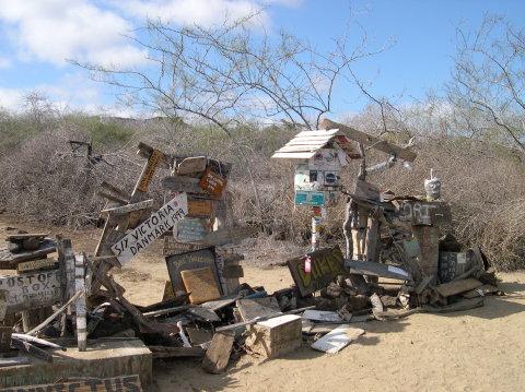 galapagos-post-office